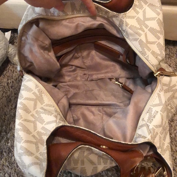 Michael kors cream purse basically brand new! - Picture 3 of 8